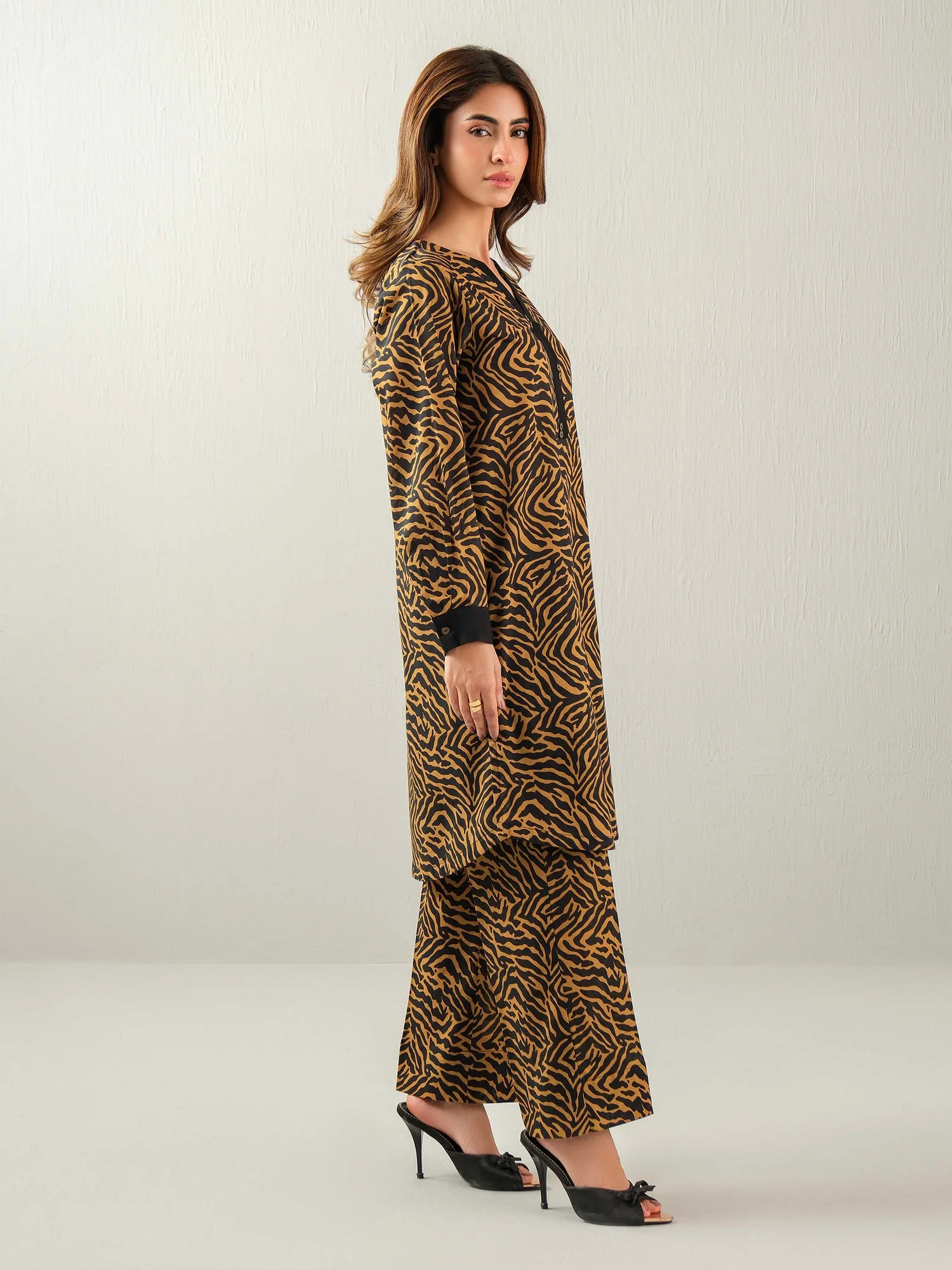Khaddar Shirt-Printed (Unstitched) - Image 5